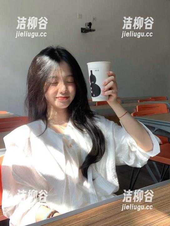 奇幻之旅：Umeko J的永恒女王玛莉卡美图合集，感受艾尔登法环的魅力.txt